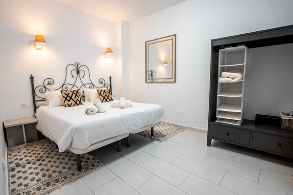 Iron/ironing board, free WiFi, bed sheets