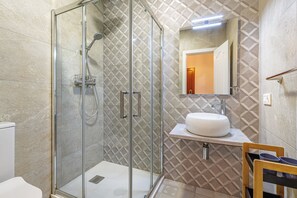 Douche, sèche-cheveux, serviettes fournies, savon