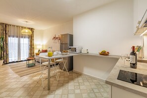 Fridge, microwave, coffee/tea maker, electric kettle - Castillo de Marbella | Ground Floor Apartment with Patio (Marbella)