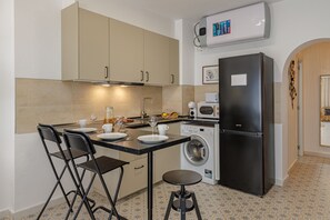 Refrigerador, microondas, cafetera y tetera y tetera eléctrica 