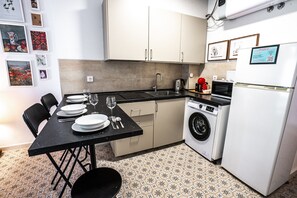 Fridge, microwave, coffee/tea maker, electric kettle