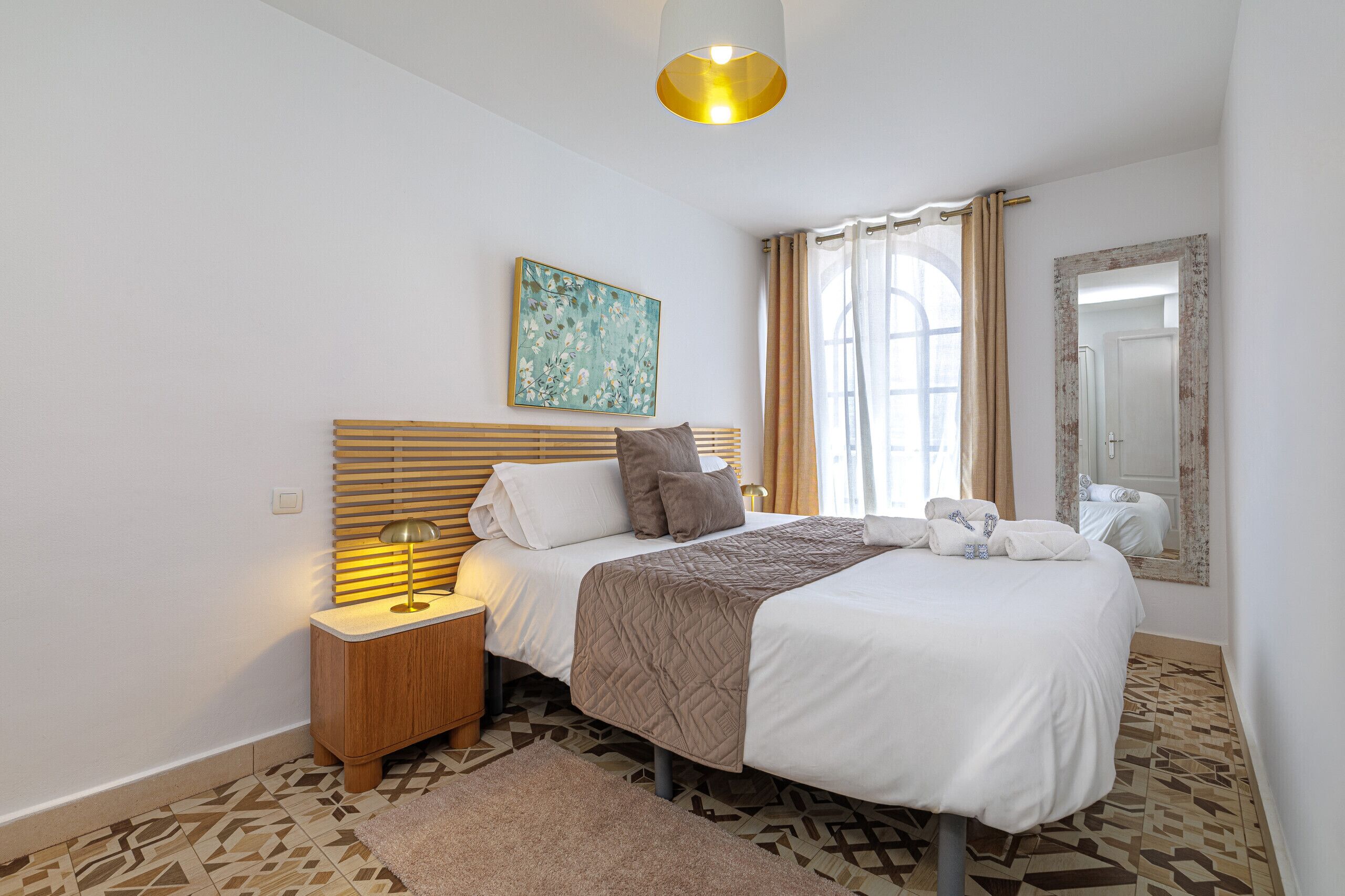 Tabla de planchar con plancha, wifi gratis y ropa de cama 