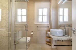 Dusche, Haartrockner, Handtücher, Seife