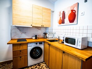 Kühlschrank, Mikrowelle, Wasserkocher mit Kaffee-/Teezubehör