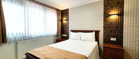 1 slaapkamer, een kluis op de kamer, een bureau