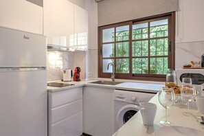 Réfrigérateur, micro-ondes, cafetière/bouilloire, bouilloire électrique