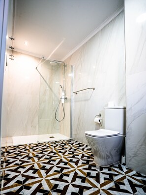 Dusj, hårføner, håndklær og såpe