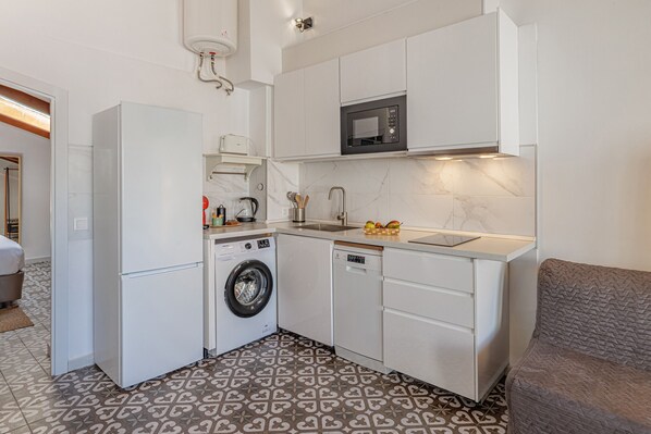 Fridge, microwave, dishwasher, coffee/tea maker
