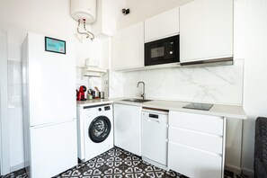 Fridge, microwave, dishwasher, coffee/tea maker