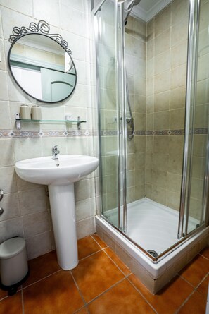 Regadera, secadora de cabello, toallas 