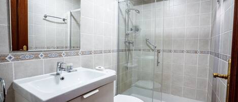 Baignoire, séchoir à cheveux, serviettes fournies, savon