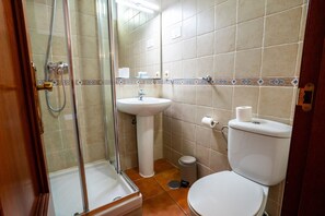 Dusj, hårføner, håndklær og såpe