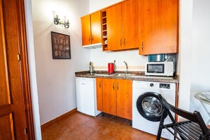 Kjøleskap, mikrobølgeovn, kaffetrakter/tekoker og vannkoker