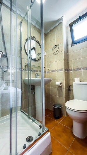 Suihku, hiustenkuivaaja, pyyhkeet