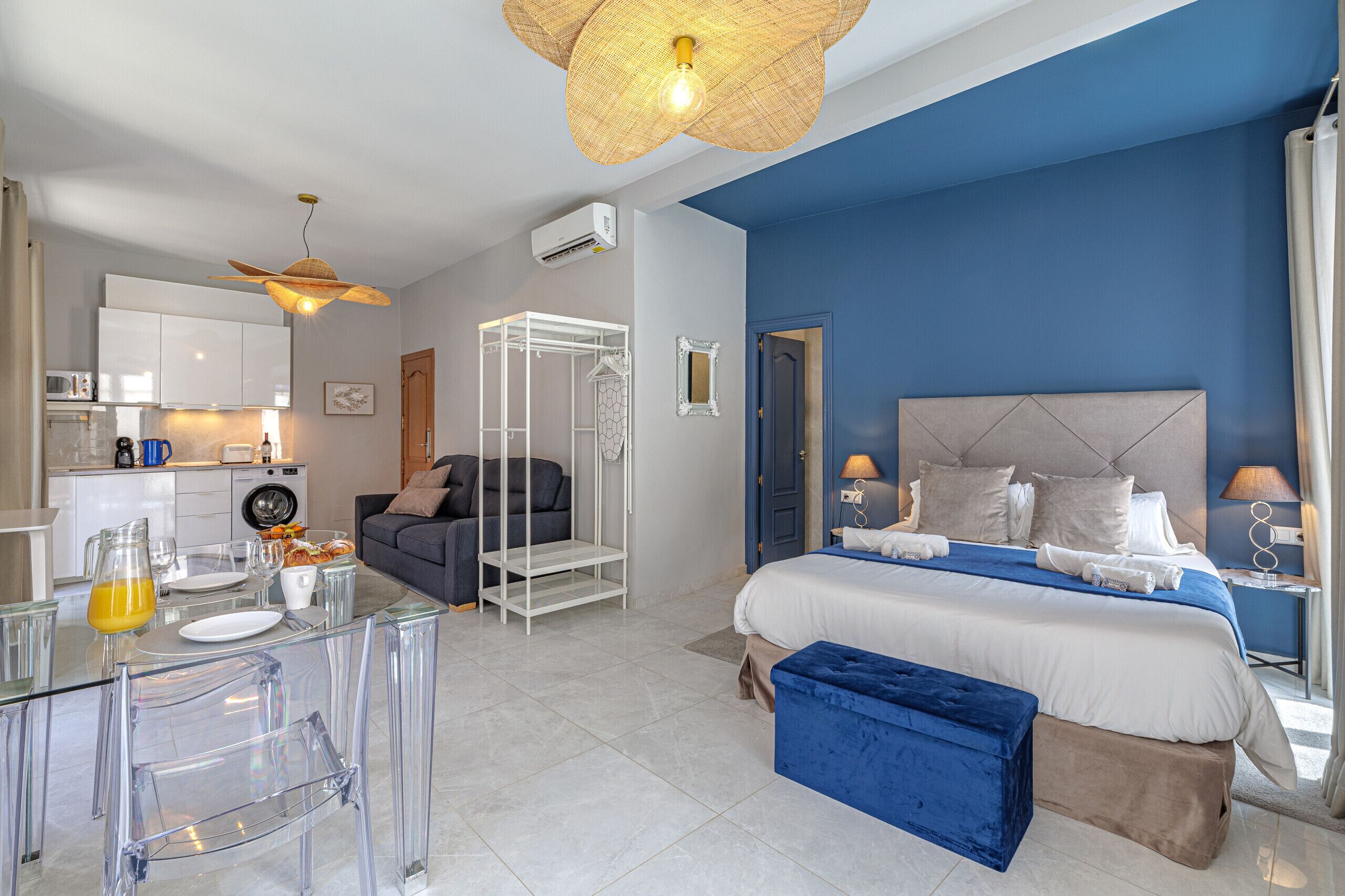 Tabla de planchar con plancha, wifi gratis y ropa de cama 