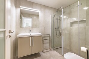 Baignoire, sèche-cheveux, serviettes fournies, savon