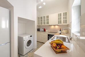 Kühlschrank, Mikrowelle, Ofen, Geschirrspüler