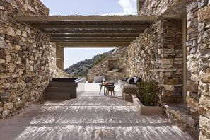Suite supérieure, baignoire à remous | Terrasse/patio
