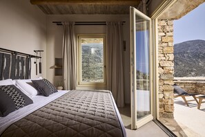 Suite supérieure, piscine privée, vue sur la mer | Coffre-fort pour ordinateur portable, rideaux d’obscurcissement