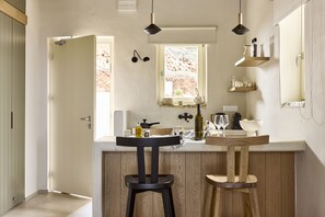 Suite, piscine privée, vue sur la mer | Cuisine privée | Cafétière à espresso