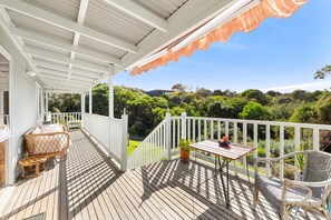 Outdoor dining - Green Gully House (Aireys Inlet)
