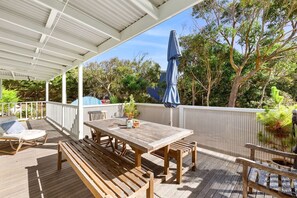 Outdoor dining - Green Gully House (Aireys Inlet)