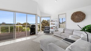 Fernseher, Kamin, Bücher