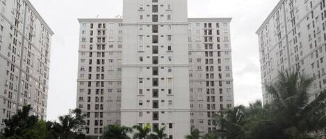 Vista frontal de la propiedad