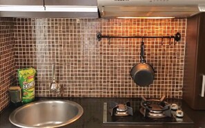 Apartamento, 2 quartos, vista para a cidade | Cozinha privada | Lava-louças, cafeteira/chaleira, talheres/pratos/utensílios de cozinha