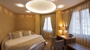 Phòng đôi Deluxe | Minibar, két bảo mật tại phòng, bàn, bàn ủi/dụng cụ ủi quần áo