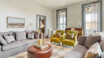 Een smart-tv en een open haard