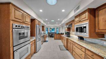 Frigorífic, microones, forn i placa de cuina