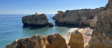 Tæt på stranden, liggestole, badehåndklæder
