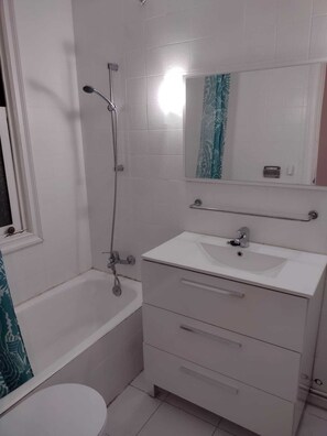 Bathtub, jetted bath, hair dryer, towels - housing near the old town (Bilbo)