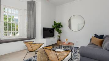 Comfort Villa | Living area | 40-inch flat-screen TV with cable channels, TV, Netflix