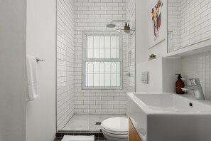 Comfort-Villa | Badezimmer | Dusche, Haartrockner, Handtücher, Shampoo