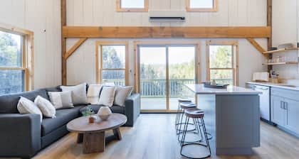 Newly built Vermont secluded cabin retreat with AC and brand new Hot Tub!!!