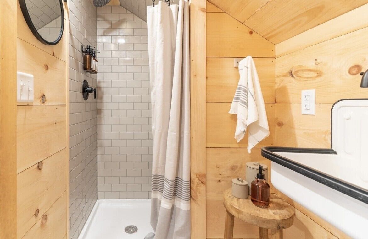 淋浴/盆浴组合、吹风机、毛巾、肥皂