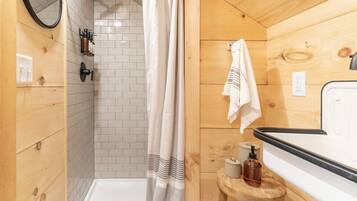 Tina con regadera, secadora de cabello, toallas, jabón