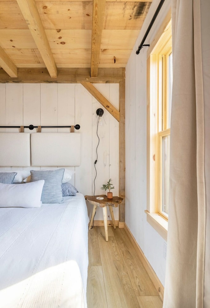 Newly built Vermont secluded cabin retreat with AC and brand new Hot