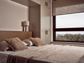 3 bedrooms, iron/ironing board, travel crib, free WiFi