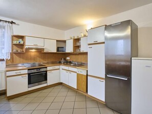 Refrigerador, microondas, lavavajillas y utensilios de cocina