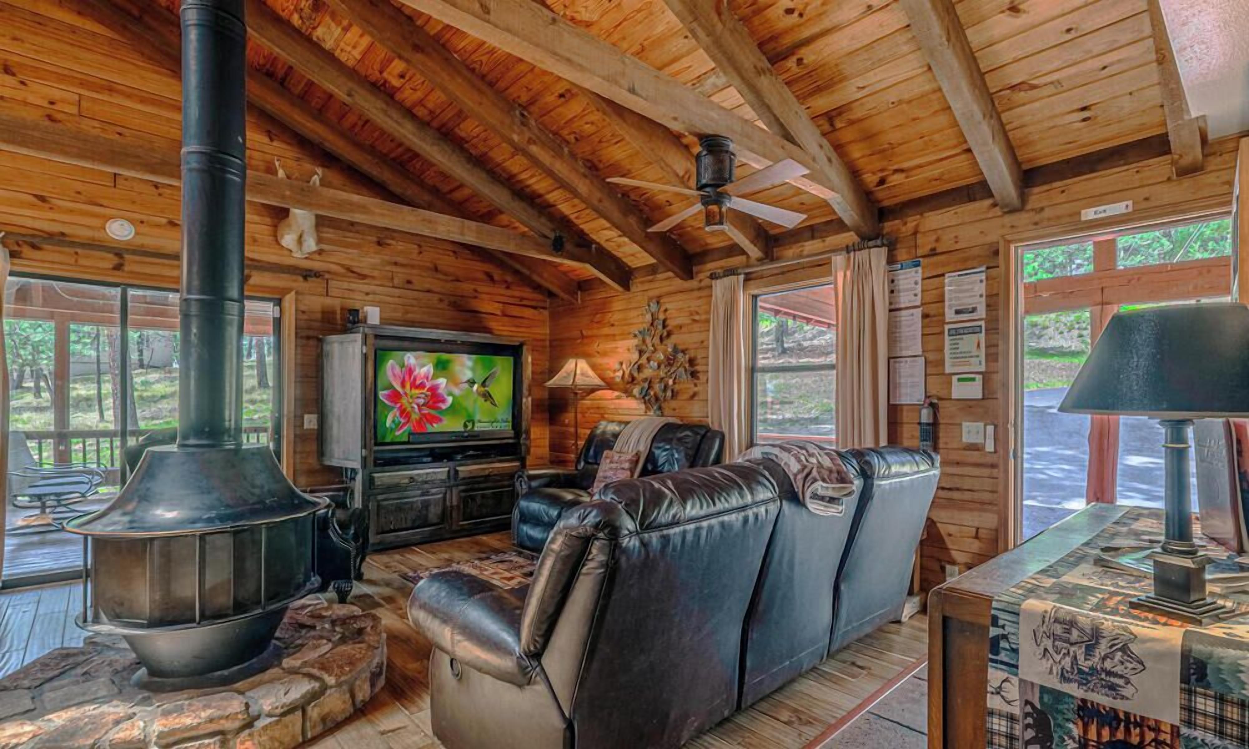 Lincoln Log Cabin | Step Into Nostalgia W/ Hot Tub, Mountain Air & Pet Friendly - 루이도소