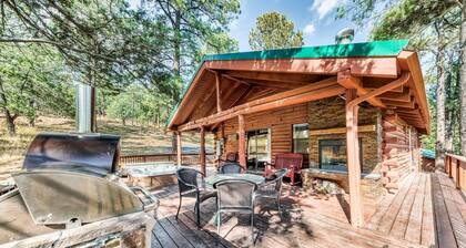 Lincoln Log Cabin w/ Hot Tub, outdoor pizza oven & Pet Friendly