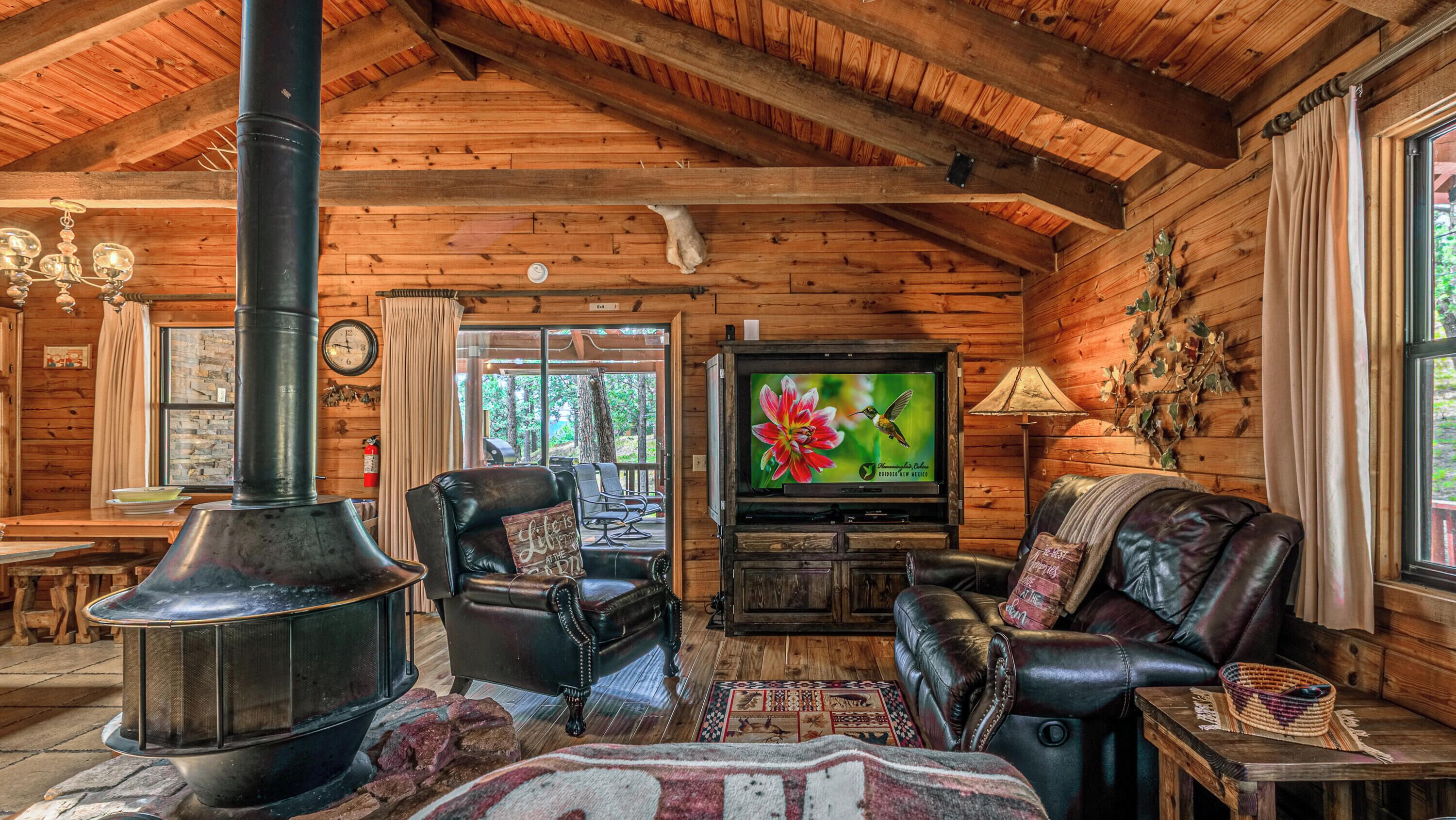 Una televisión, una chimenea