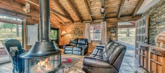 Lincoln Log Cabin w/ Hot Tub, outdoor pizza oven & Pet Friendly