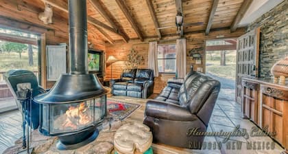 Lincoln Log Cabin w/ Hot Tub, outdoor pizza oven & Pet Friendly