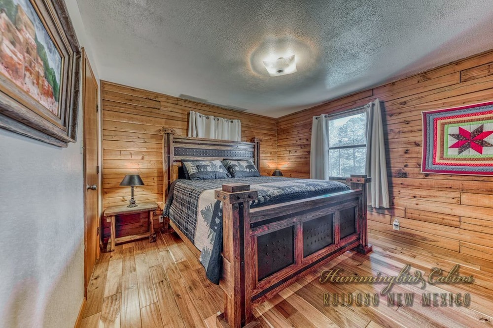 Lincoln Log Cabin w/ Hot Tub, outdoor pizza oven & Pet Friendly
