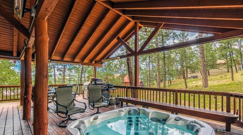 Lincoln Log Cabin | Step Into Nostalgia w/ Hot Tub, Mountain Air & Pet Friendly