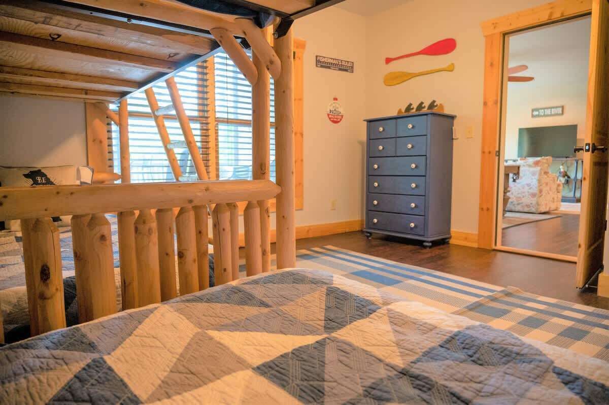 5 bedrooms, iron/ironing board, WiFi, bed sheets